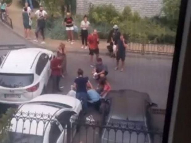 Перепутала педали! Украинцы обсуждают несчастный случай в Киеве: ребенка не удалось спасти. Мать все еще в больнице. Видео
