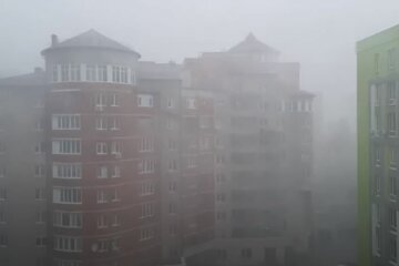 Срывает крыши и ломает мосты: в Киеве непогода натворила беды, лучше сидите дома