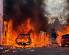 Заворушення в Белфасті: протестувальники підпалюють автомобілі