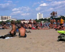 На пляжах Киева - новые флажки: стало известно, где запещено купаться