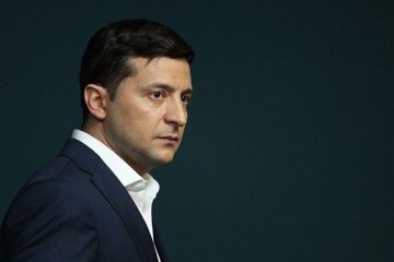 К Зеленскому подбежал загадочный старик в тюбетейке. Фото