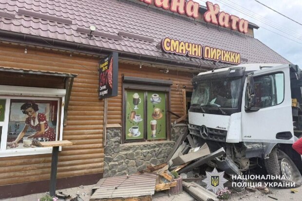 Правоохоронці працюють на місці смертельної аварії за участю вантажівки в селі Правдівка Хмельницької області