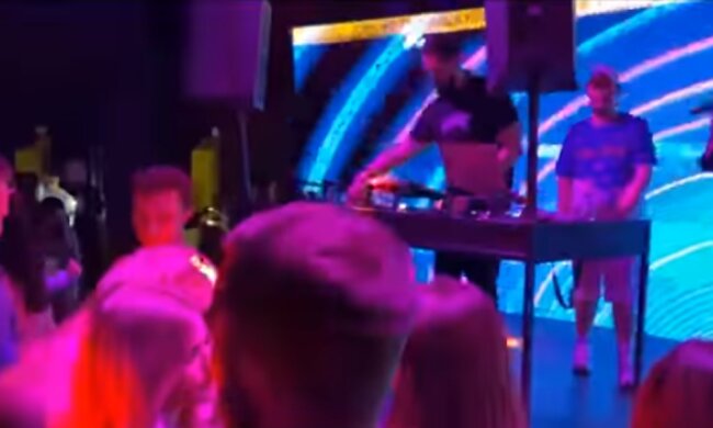 Украинцы не соблюдают карантин в ночных клубах. Фото: скриншот YouTube
