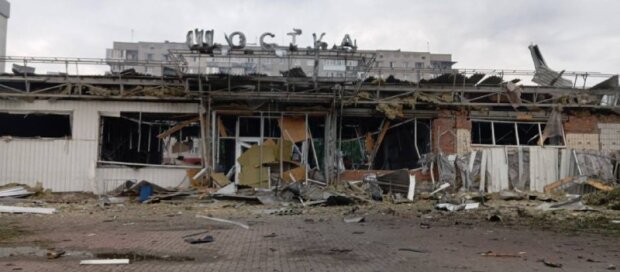 Зруйнована будівля вокзалу Шостка після нічної атаки російських дронів-шахедів