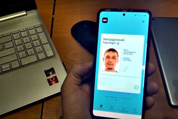 Електронний паспорт. Фото: скріншот YouTube-відео.