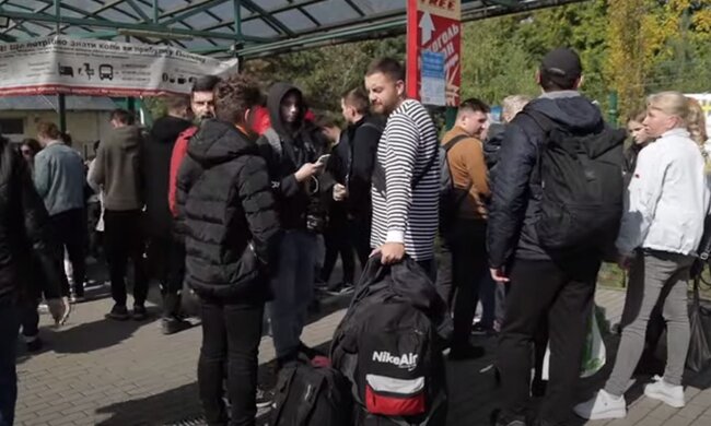 Студенти на кордоні. Фото: скріншот YouTube-відео