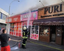 В Киеве произошел пожар: Огонь вспыхнул моментально, все в дыму. Подробности масштабного пожара.