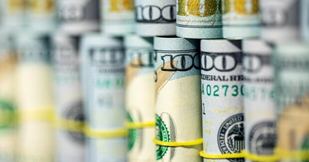 Гривневі купюри та долари США — банки скоротили імпорт готівкової валюти в Україну