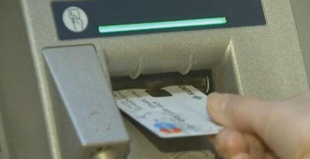 Украинцам заморозить деньги на банковском счету. Фото: скриншот YouTube