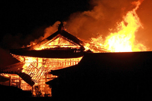 В Японии разыгралась огненная трагедия: горит замок Сюри, наследие ЮНЕСКО беднеет