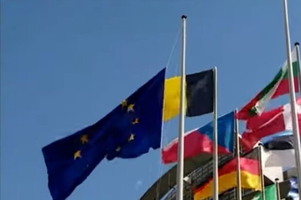 Флаги перед Европарламентом. Фото: Youtube