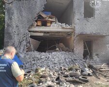 Последствия авиаудара по Славянску, поврежденные здания