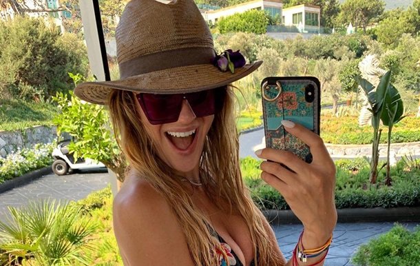 Зачем одевать купальник, если он ничего не прикрывает: Лесю Никитюк поймали на пляже с пожилым мужиком