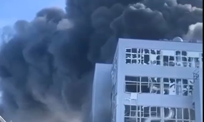 Пожежра на заводі в Роствській області. Фото: скрін відео ЦензорНЕТ