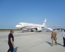 Самолет с триколором в Борисполе