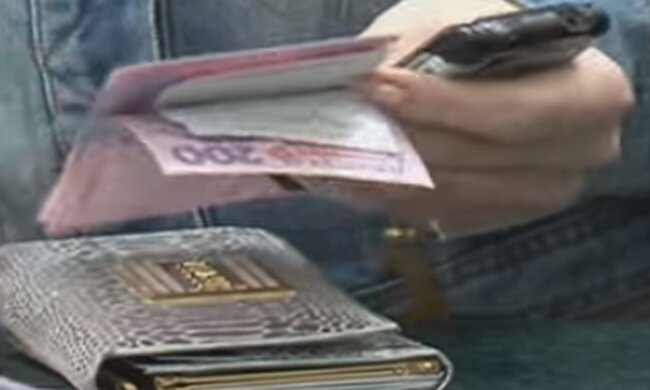 Зарплаты в Украине существенно упали. Фото: скриншот YouTube