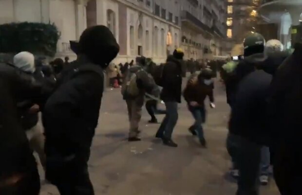 Акция протеста в Париже. Фото: YouTube, скрин