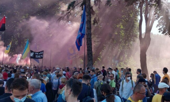 Под Верховной Радой проходит акция протеста. Фото: скрин PavlovskyNews