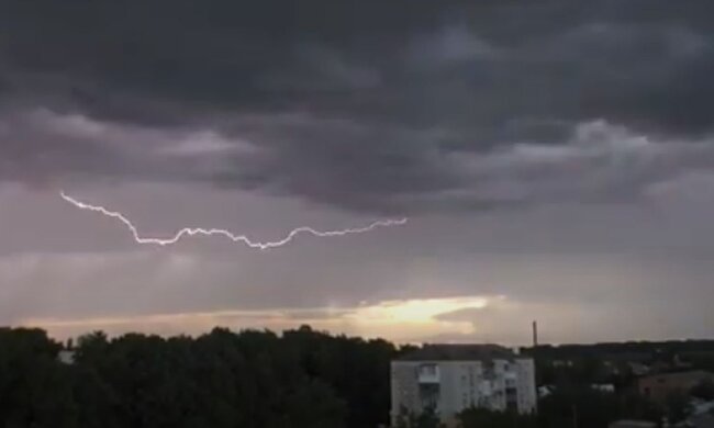 Блискавка. Фото: скріншот YouTube-відео