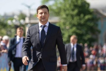 Зеленский ушел в поля, даже не снял пиджак. Фото