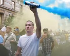 Киев колотит: тысячи людей заблокировали центр города, повсюду горят файеры – что-то назревает