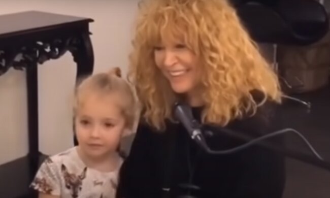 Алла Пугачева с Лизой. Фото: скриншот YouTube