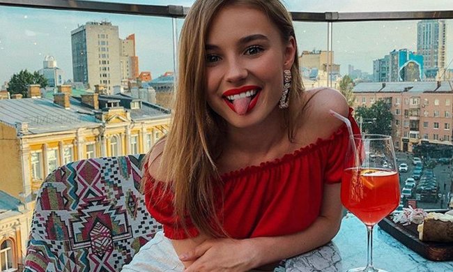 Юная звезда сериала "Школа" возмутила соцсети: выставила фото, а одеться совсем забыла