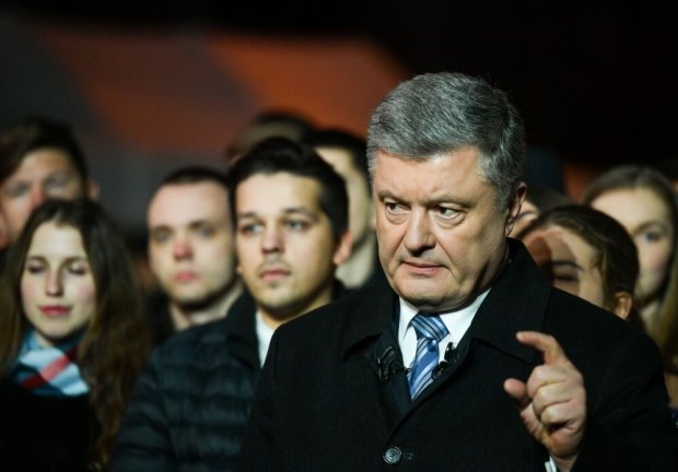 Забыл, что уже не президент! Порошенко на дне Киева вышел к народу пофоткаться и угодил в неприятную ситуацию