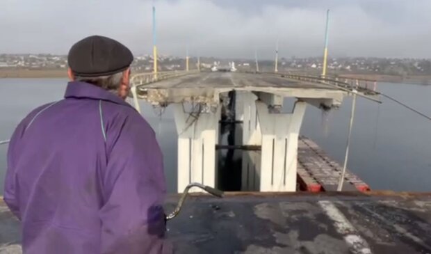 Зруйнований Антонівський міст. Фото: скріншот Telegram-відео