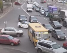 Машини на дорозі. Фото: скріншот YouTube-відео