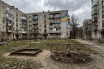 занедбаний дитячий майданчик іржа карусель пісочниця