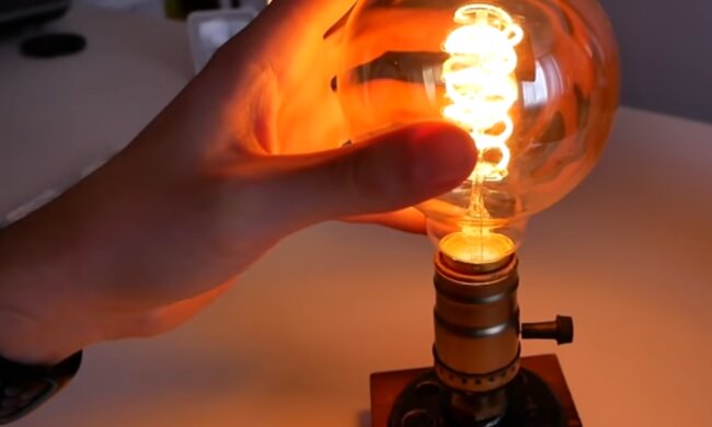 С 1 января украинцев ждут новые тарифы на электроэнергию. Фото: скриншот YouTube-видео