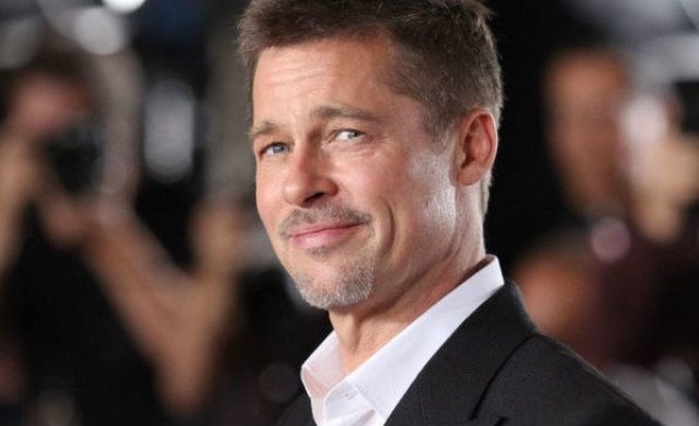 Голливудский киноактер Брэд Питт, завел отношения с девушкой которой он познакомился во время съемок фильма. Очень похожа на Анджелину Джоли.