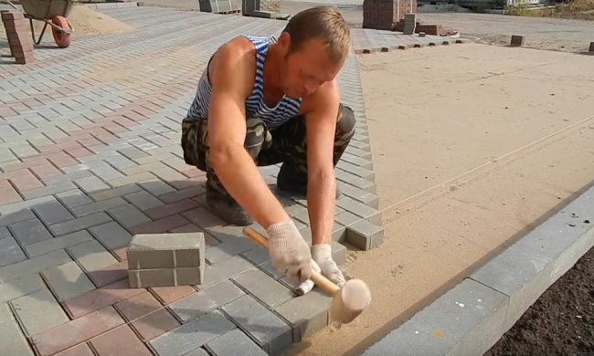 В Кабмине готовят рабочие места. Фото: youtube