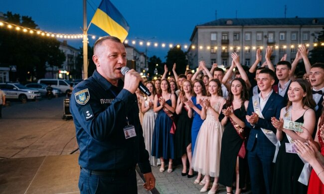 поліцейський співає випускний Тернопіль