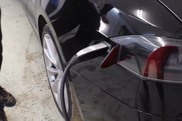 В Китае начались продажи самого дешевого электрокара. Фото: скрин youtube