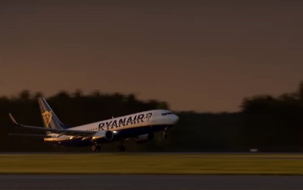 Літак Ryanair. Фото: YouTube, скрін
