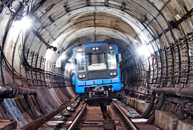 ЧП в киевском метро: закрыты сразу две центральные станции - людей экстренно эвакуируют ОБНОВЛЕНО