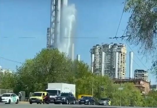 Огромный фонтан забил из-под земли в самом центре Киева, кадры взорвали сеть: "Красиво"