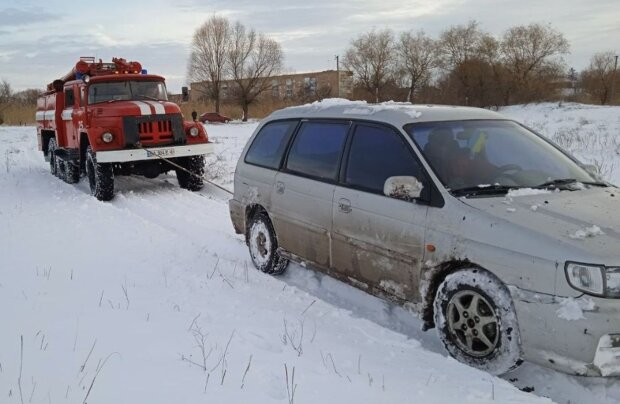 Буксирування авто, що застрягло. Фото: ДСНС України