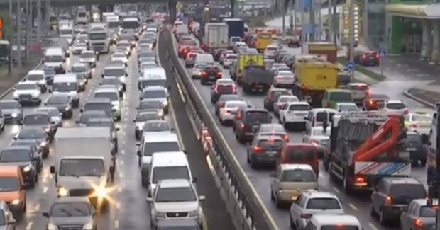 Автомобілі на дорозі Києва. Фото: скріншот YouTube-відео