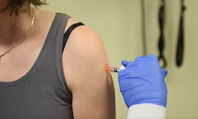 В Китае граждан вакцинируют от коронавируса. Фото: скриншот Youtube-видео