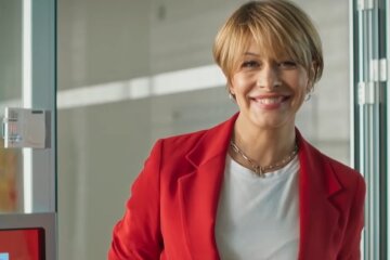 Зірка "Кварталу 95" Олена Кравець показала подорослішала дочка в яскравому макіяжі: "а ось зараз без паніки, мам…"