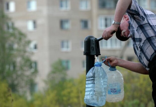 Стоят друг за другом с баклажками и канистрами: в Киеве очередь за водой выстроилась на километры, кадры