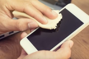 Медики рассказали, как правильно дезинфицировать смартфон. Фото: скриншот YouTube