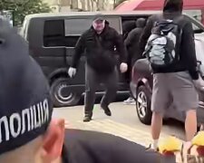 Наручники и газовый баллончик на месте инцидента во время мобилизации в Ивано-Франковске