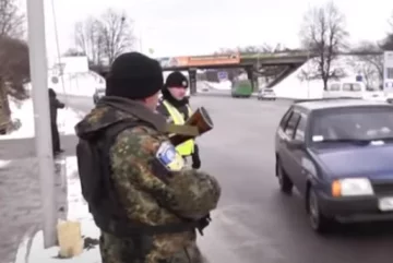 Вручение повесток. Фото: скриншот Youtube-видео