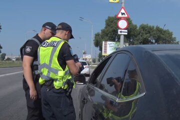 Патрульная полиция на дороге. Фото: скриншот YouTube-видео