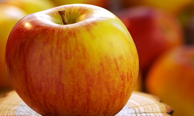 Яблука. Фото: YouTube