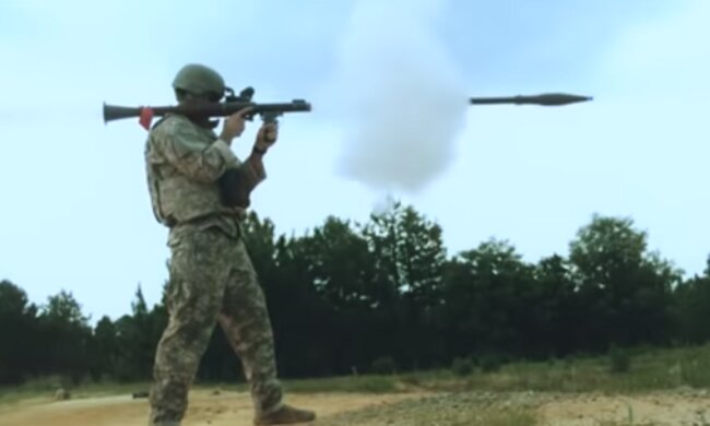 Солдат запускает ракету. Фото: скриншот YouTube-видео